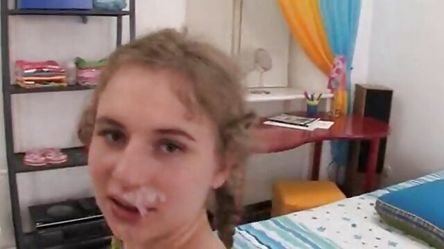Trẻ phim xx học sinh đuôi ngựa dễ thương tuổi teen chơi trên cam với giày thể thao trên