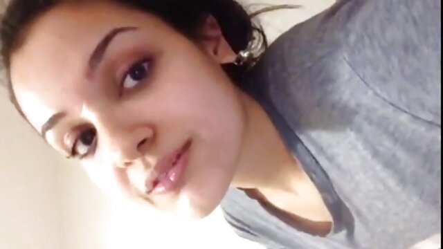 Brunette geek Shelly mất sex xxx hoc sinh một khối vòi nước trong cô ấy nóng người ngu ngốc